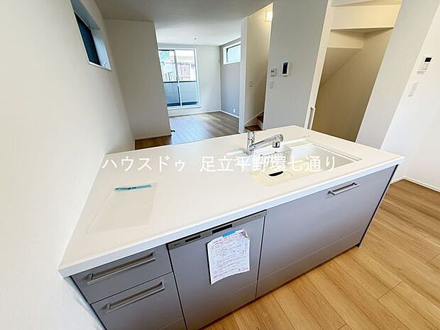 対面式キッチンを採用し、ご家族との会話を楽しみながらお料理可能。開放感あるLDKを見渡せます。