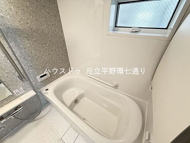 ゆったりとした浴槽で一日の疲れをしっかりリフレッシュ。小窓付きで換気しやすい浴室です。