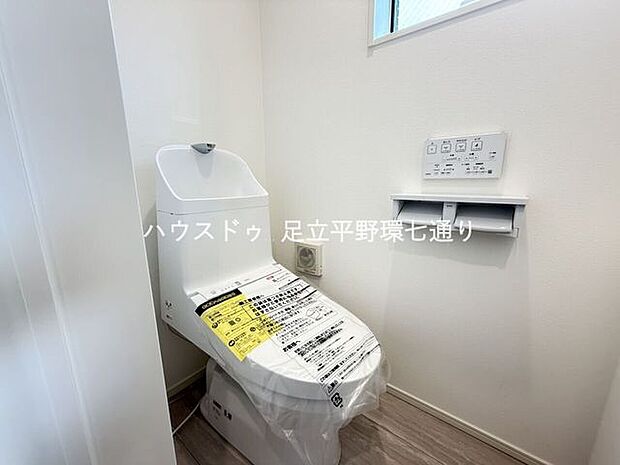 新規交換の温水洗浄便座付きトイレ。小窓付きで換気もしやすく、清潔で快適な空間です。