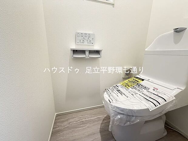 新規交換の温水洗浄便座付きトイレ。小窓付きで換気もしやすく、清潔で快適な空間です。