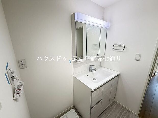 三面鏡付き洗面化粧台を採用。収納力もあり、毎日の身支度や洗面まわりをすっきり整えられます。