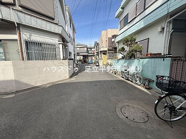 閑静な住宅街に立地。生活道路のため騒音が少なく、子育て世帯にもおすすめの環境です。