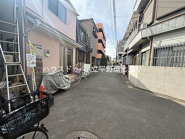 交通量の少ない落ち着いた住環境。前面道路は見通しが良く、車の出し入れも安心です。