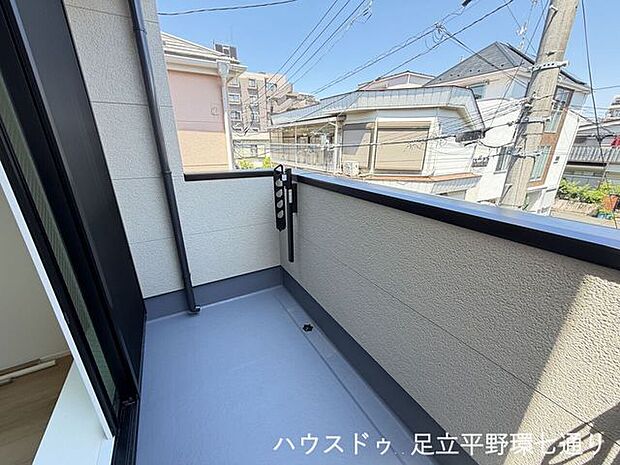 バルコニー付きで気軽に外気を感じられる住まい。ちょっとした洗濯物干しや気分転換にも便利です。