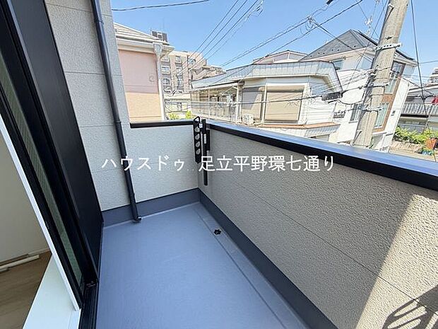 バルコニー付きで気軽に外気を感じられる住まい。ちょっとした洗濯物干しや気分転換にも便利です。