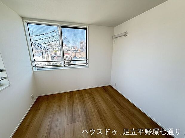 白を基調とした内装に木目調フローリングが映える、清潔感と温かみを兼ね備えた住空間です。