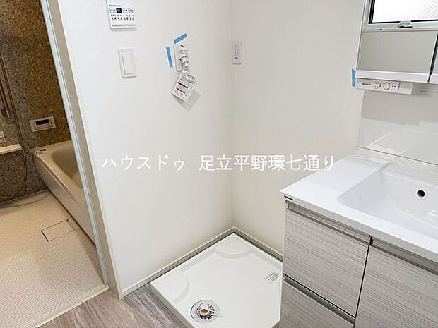 洗濯機置場は室内に設けられ、天候を気にせず家事が可能。洗面室内で動線もスムーズです。