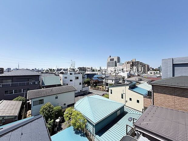 開放感のある眺望が広がり、晴れた日には遠くまで見渡せる気持ちの良いロケーションが魅力です。