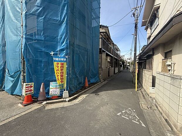 前面道路はゆとりのある幅員で開放感あり。車のすれ違いもしやすく安心の立地です。