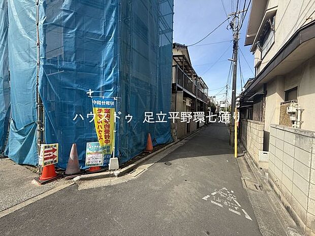前面道路はゆとりのある幅員で開放感あり。車のすれ違いもしやすく安心の立地です。