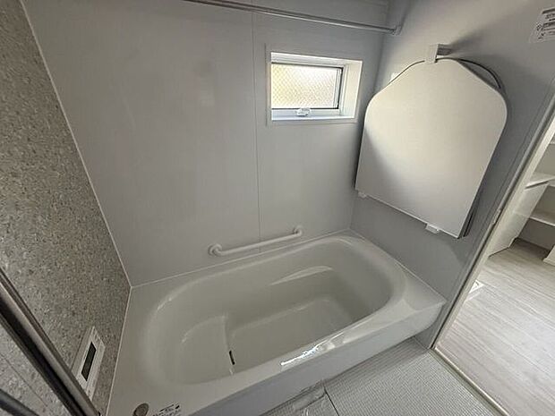 小窓付きで換気良好なバスルーム、浴室乾燥暖房機付きで雨の日も快適。