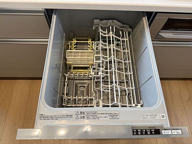 二面採光で明るい洋室、収納付きで使い勝手良好