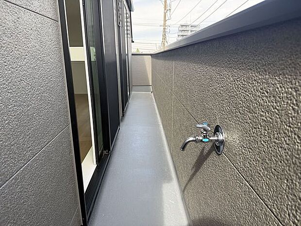 バルコニーに水栓付きでお掃除やガーデニングに便利