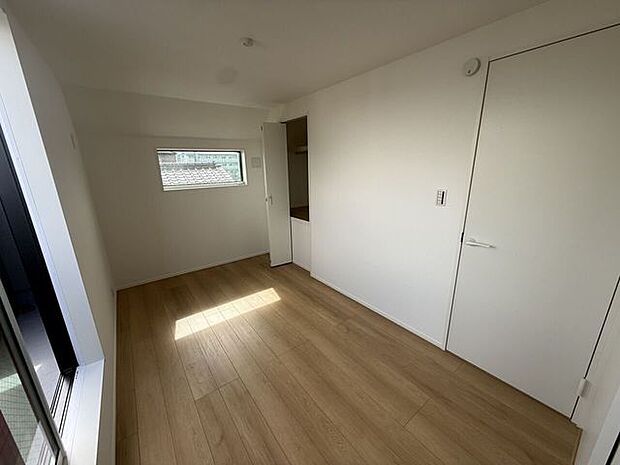 二面採光で明るい洋室、収納付きで使い勝手良好