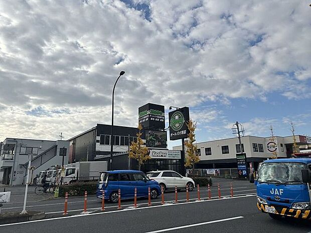 足立2りんかんバイク用品の圧倒的な品揃えと整備サービスが魅力。ヘルメットのフィッティング技術も高く、初心者からベテランまで安心して任せられる頼れるバイクショップです。 360m