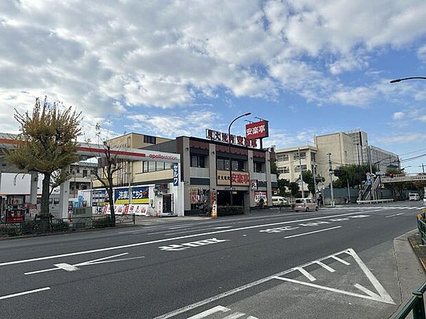 炭火焼肉 安楽亭 足立青井店無添加へのこだわりとゆったり座れる客席が魅力。家族でも使いやすく、リーズナブルに焼肉を楽しめる地域定番の焼肉店です。 380m