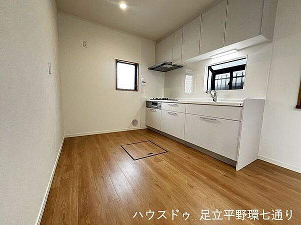 白を基調とした清潔感のあるキッチン。調理スペースと収納をしっかり確保し、家事がはかどります。
