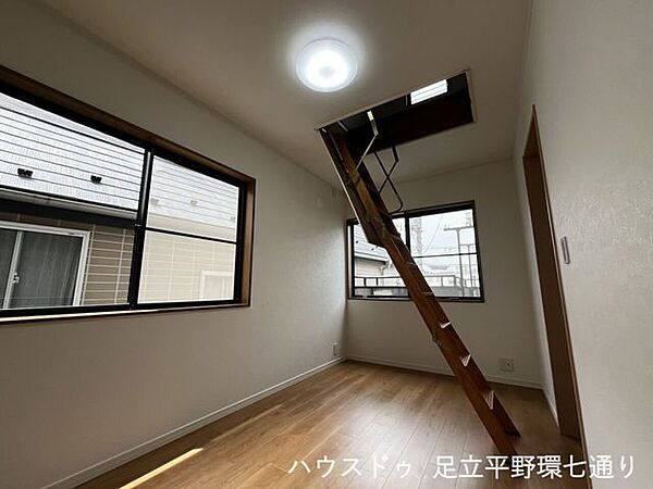 洋室には屋根裏へ上がれる収納はしごを設置。季節用品などの保管場所として活用できます。