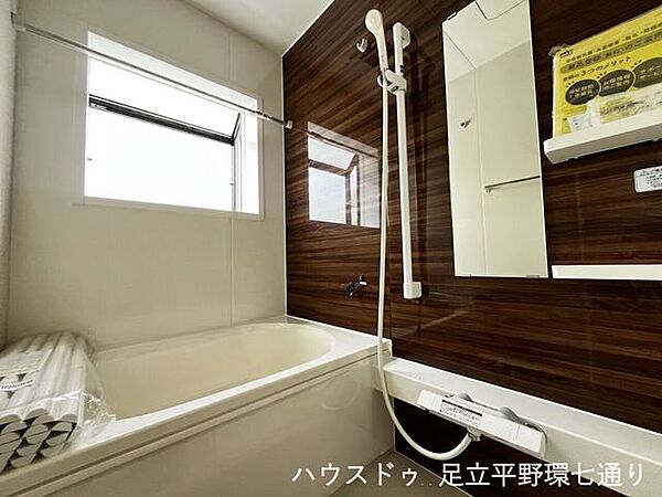 木目調パネルが上質な印象の浴室。窓付きで換気しやすく、一日の疲れをゆったり癒やせます。