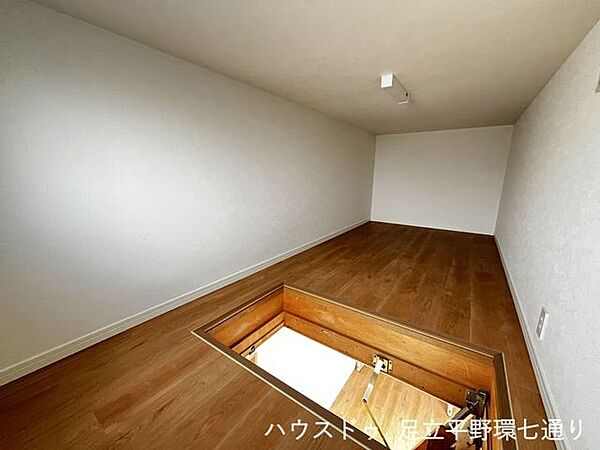 広さのある屋根裏収納を備えています。普段使わない荷物をまとめて収納でき、居室を広く使えます。