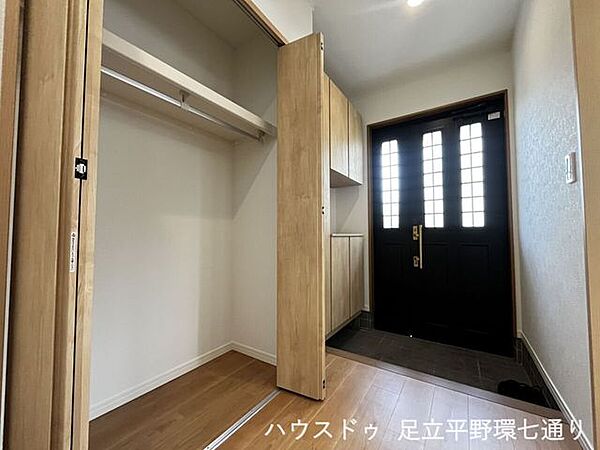 玄関には大容量の収納を設置。靴や外出用品をまとめて収納でき、玄関まわりを整えられます。
