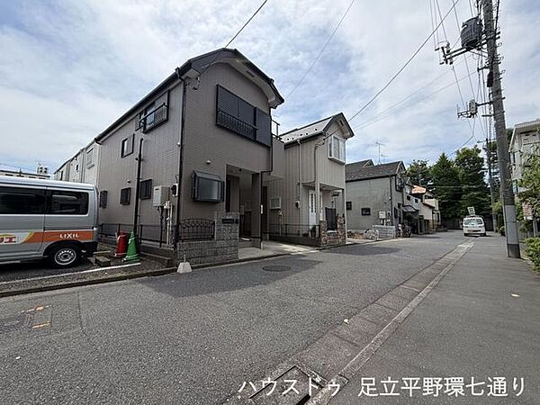 交通量の少ない落ち着いた住環境。車の出し入れもしやすく、安心して生活できる立地です。