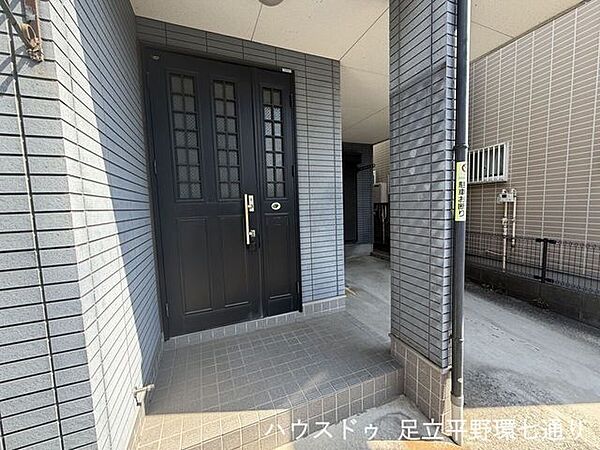 ゆとりある玄関スペースで出入りもスムーズ。来客時にも好印象を与える落ち着いたデザインです。
