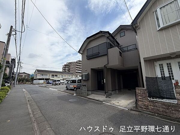 落ち着いた色合いの外観が印象的な住まい。ビルトイン車庫付きで、大切なお車を雨風から守れます。