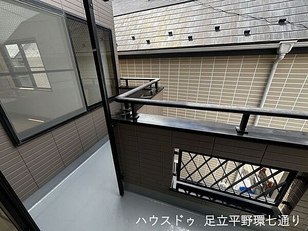 洗濯物を干せるバルコニー付き。居室から出入りでき、日々の家事動線もスムーズです。