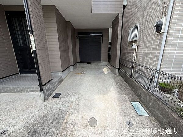屋根付きの駐車スペースを確保。雨の日でも乗り降りがしやすく、大切なお車を守ります。