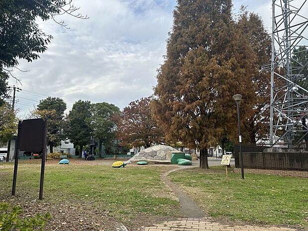 東保木間公園(亀公園)ユニークな“亀”をモチーフにした遊具が子どもに大人気。見通しの良い広場と緑のバランスがよく、のびのび遊べる地域に愛される公園です。 1260m