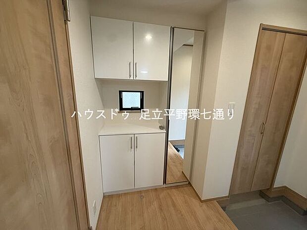 玄関には大容量のシューズボックスと姿見付き。お出かけ前の身だしなみチェックにも便利です。