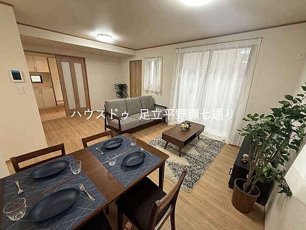 明るく開放感のあるリビングダイニング。家具配置もしやすく、ご家族でゆったりくつろげます。