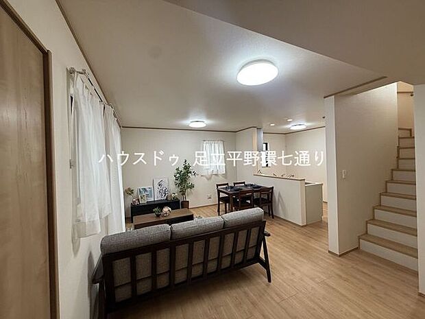 広々としたLDKは家族が自然と集まる空間。明るく開放感があり家具配置もしやすい設計です。