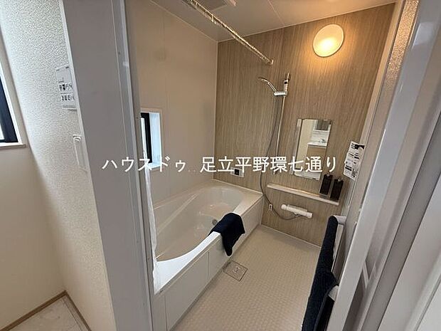 ゆったり入浴できるバスルーム。窓付きで換気もしやすく、毎日の疲れを癒す快適空間です。