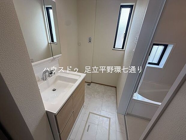 収納付き三面鏡洗面台を採用。身支度やお掃除がしやすく、使い勝手の良い洗面スペースです。