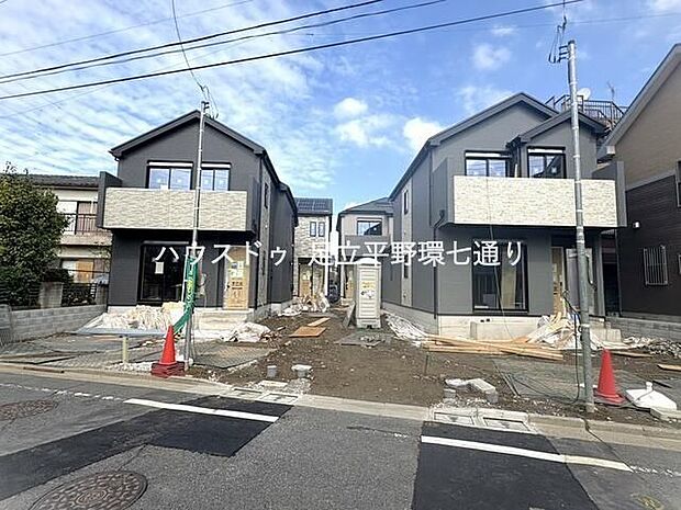 整った街並みが広がる新築分譲地。前面道路も見通しが良く、車の出入りもしやすい住環境です。