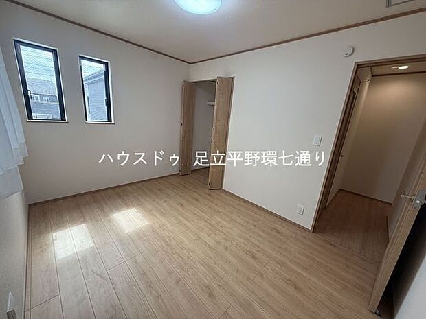 収納スペース付きでお部屋をすっきり保てます。衣類や荷物の整理整頓にも便利です。