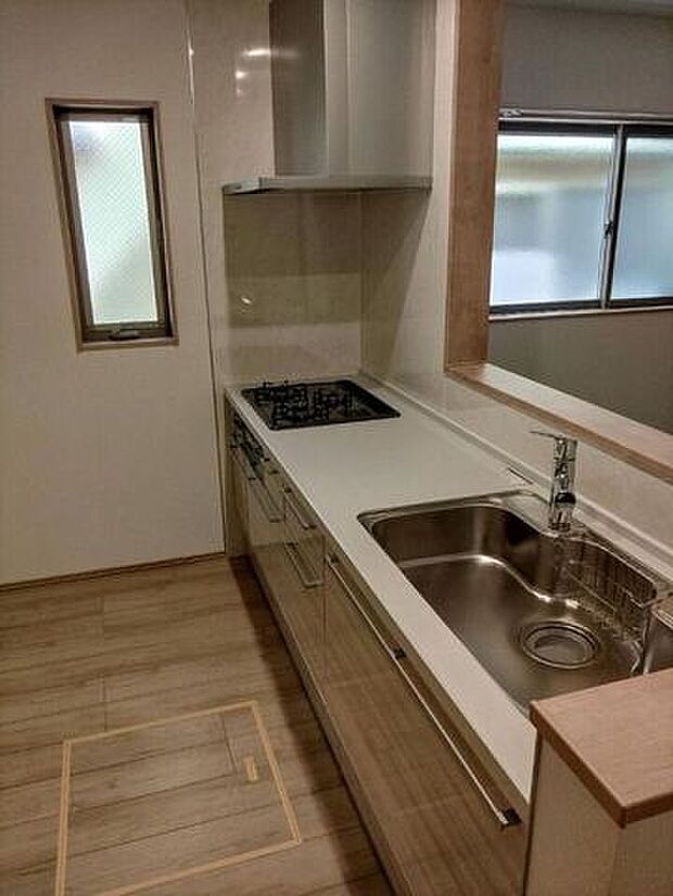 三口コンロ付きシステムキッチン。収納力も高く、毎日のお料理が快適に楽しめます。