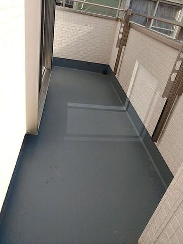 奥行きのあるバルコニー。洗濯物やお布団もゆったり干せます。