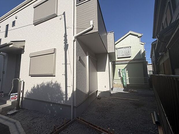 陽当たり良好な立地。建物横にゆとりのスペースがあり、駐車や自転車置き場としても活用可能です。