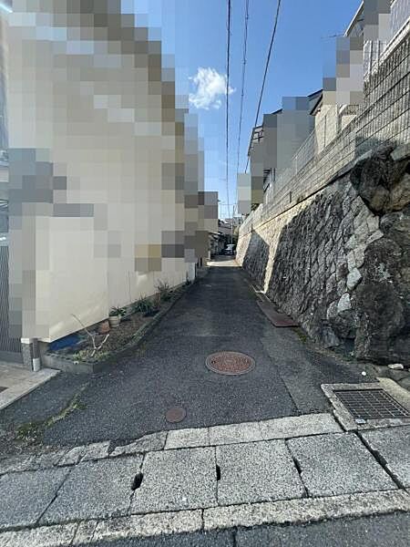 通路から物件敷地を望む
