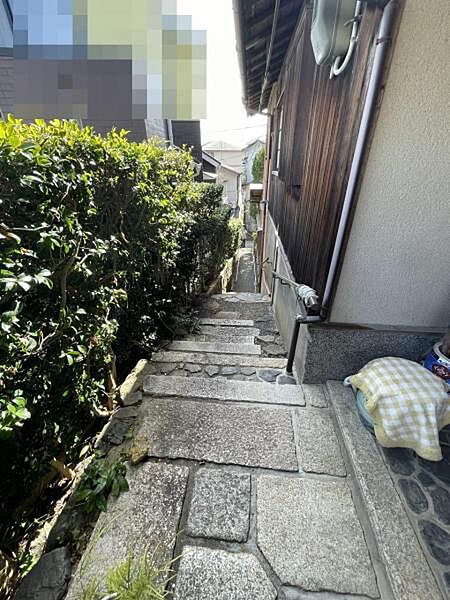 建物1の玄関ポーチ～アプローチ