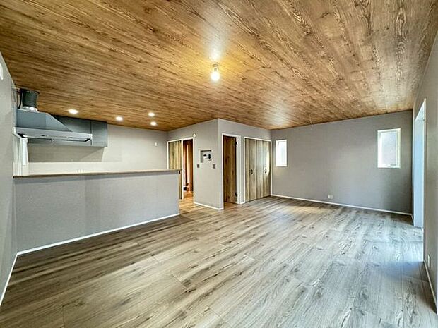 対面式キッチン・ダウンライト付き