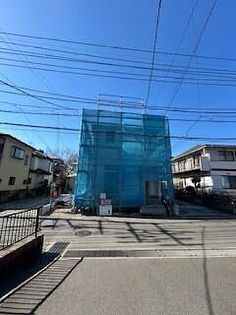 国道129号線山際交差点より厚木工業団地へ向かう閑静な住宅街に建築中