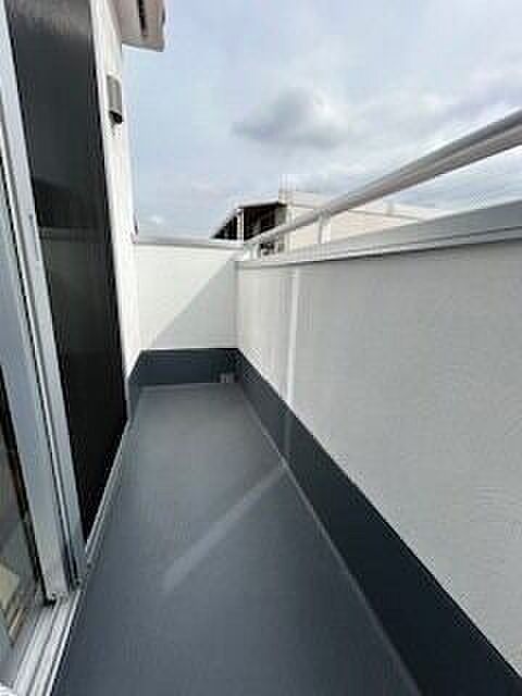 洋室5.25帖、洋室9.37帖にバルコニー装備