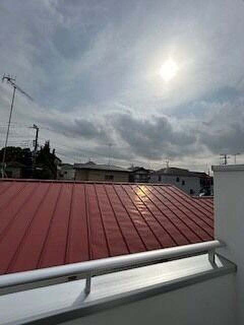 閑静な住宅街、周囲に高層はないので日当たりは良好