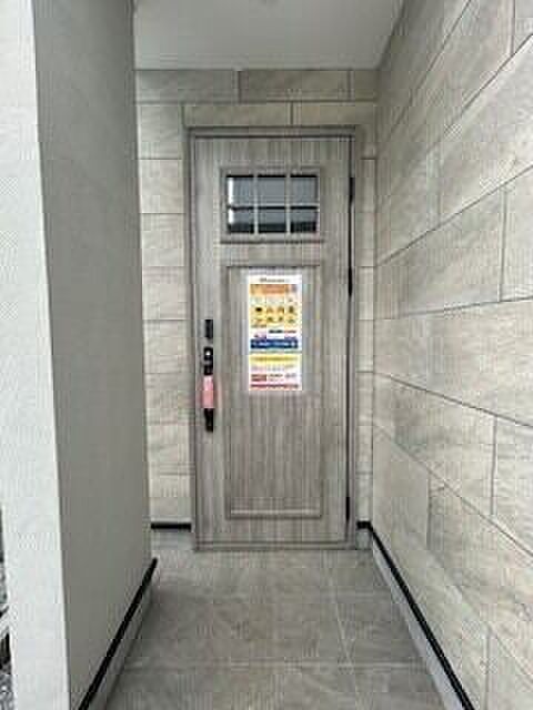 玄関ポーチはストロークがありしっかりしている