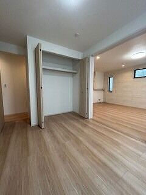 洋室は1階1つ、2階に3つすべてクローゼット装備