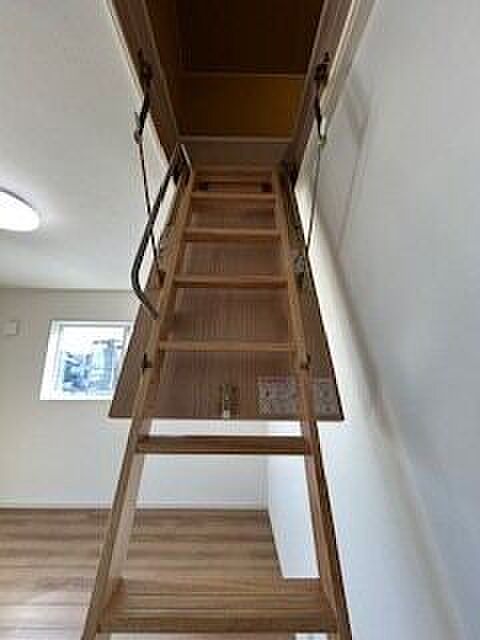 小屋裏収納・はしご